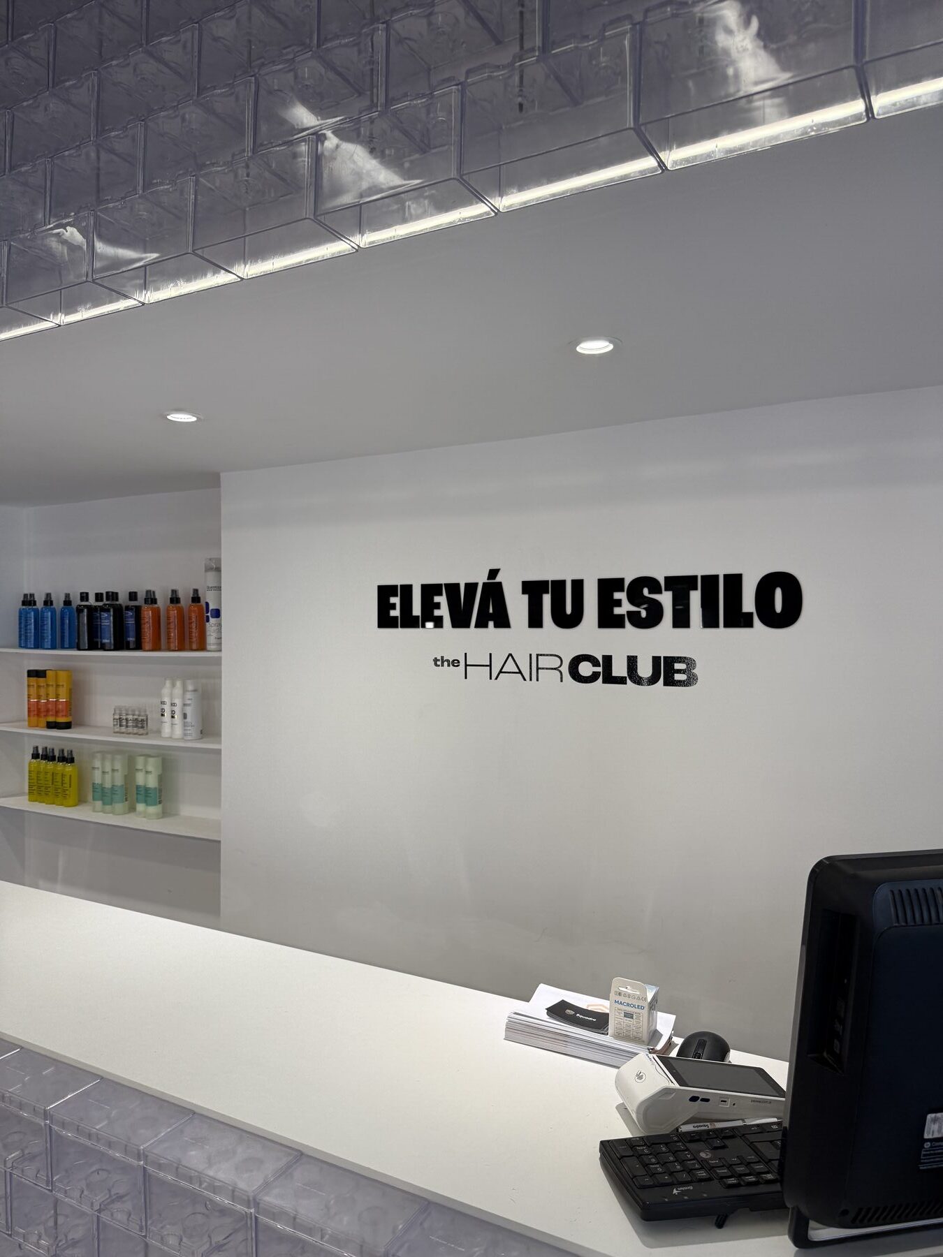 The Hair Club — letras corpóreas interior