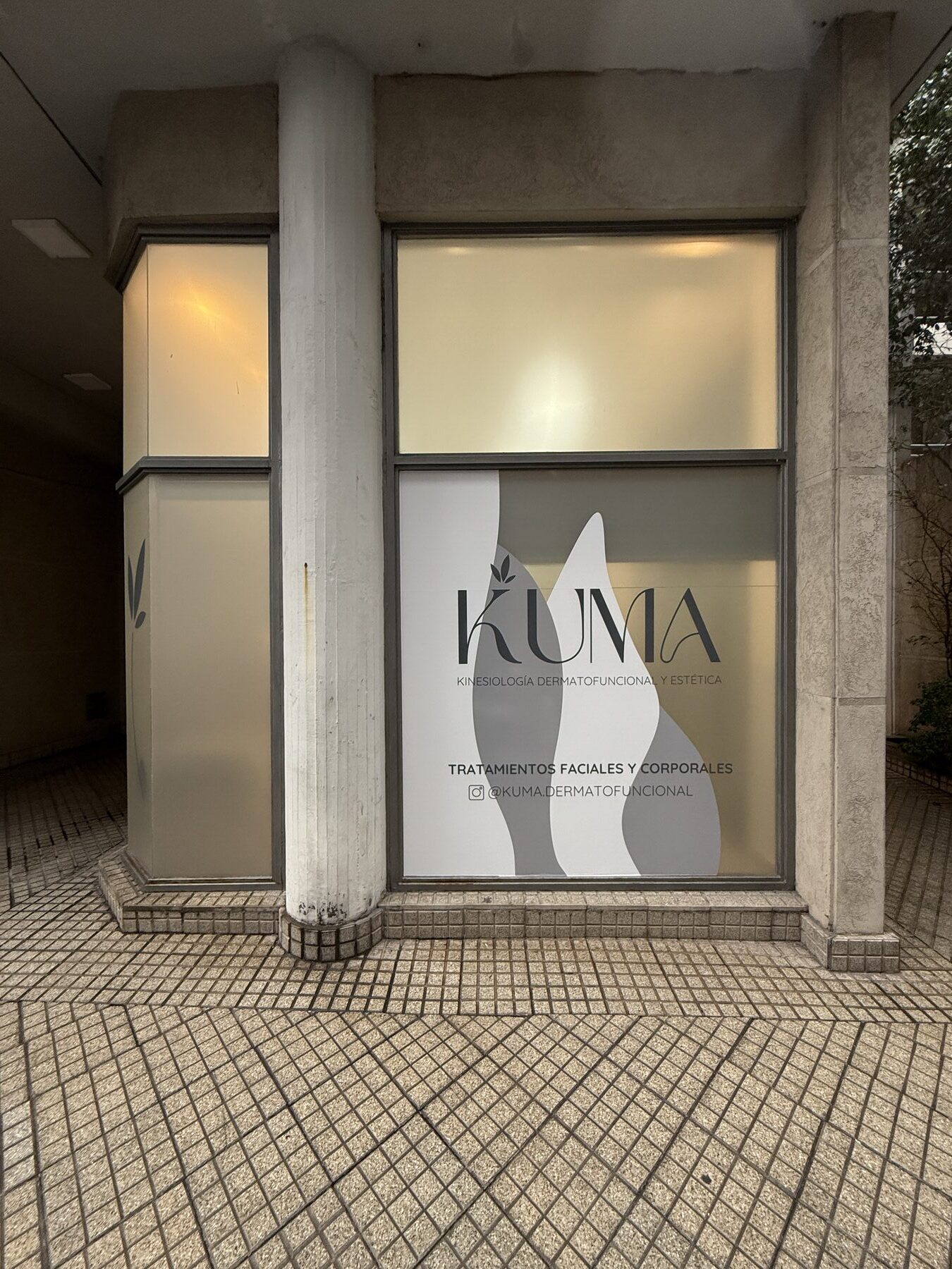 Kuma — vidriera decorada